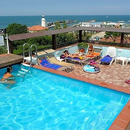 Ξενοδοχείο New Bristol Sport & Domus Mea 3*